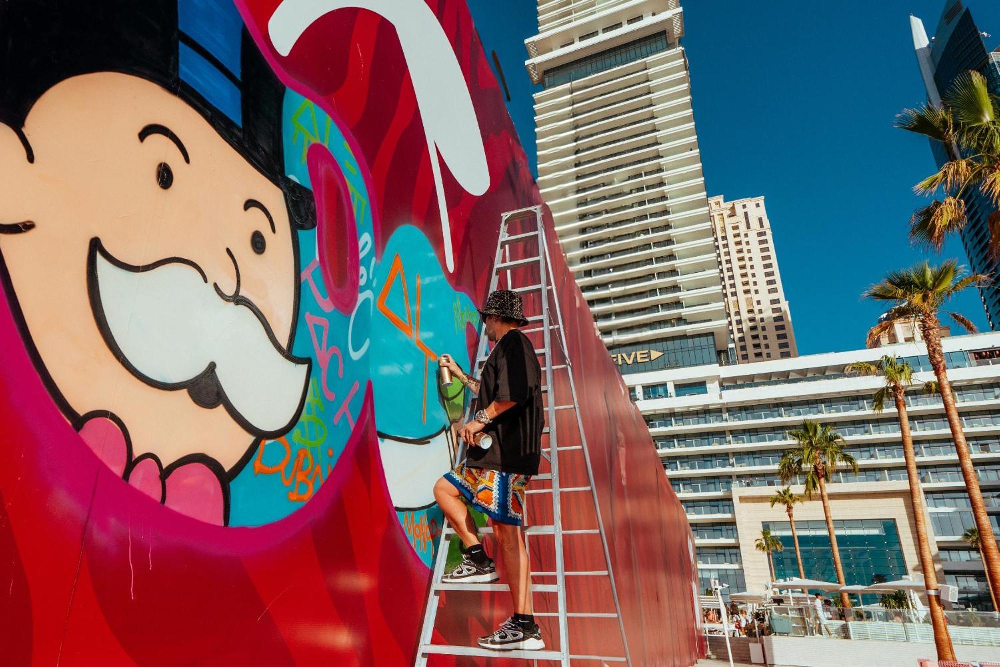 Five Luxe Hotel Dubai Luaran gambar Artist working on a mural at the MGM Grand