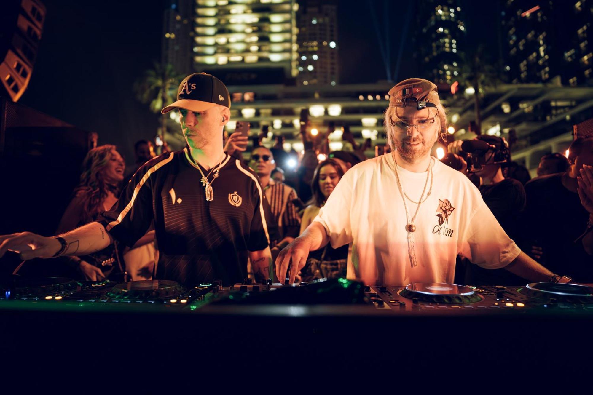 Five Luxe Hotel Dubai Luaran gambar The Hacker Twins performing in 2016