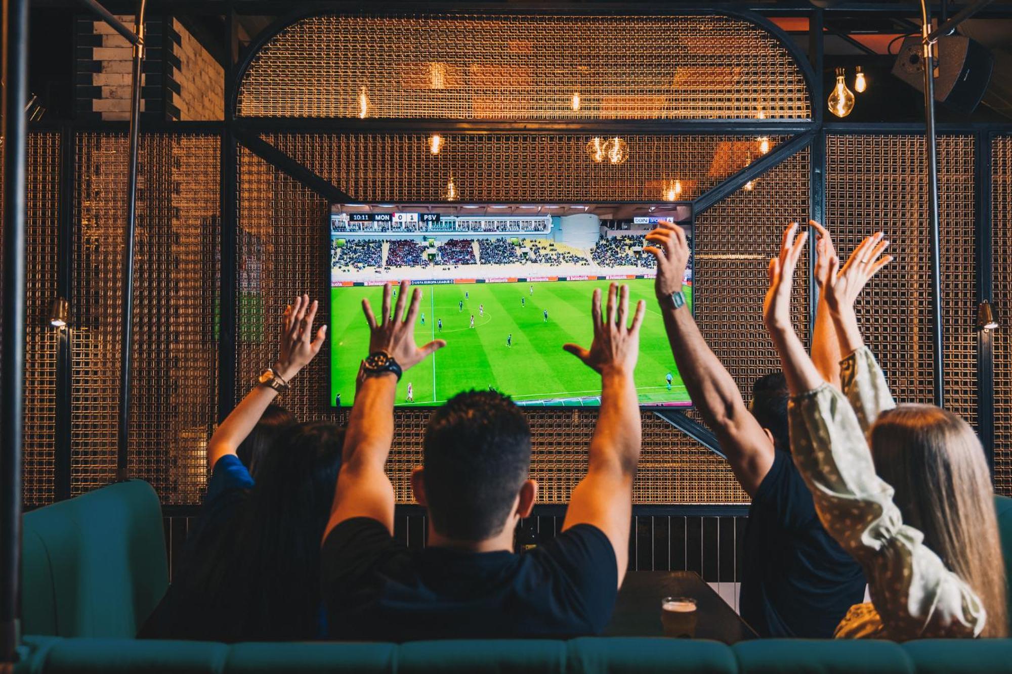 Five Luxe Hotel Dubai Luaran gambar Watching a game on television