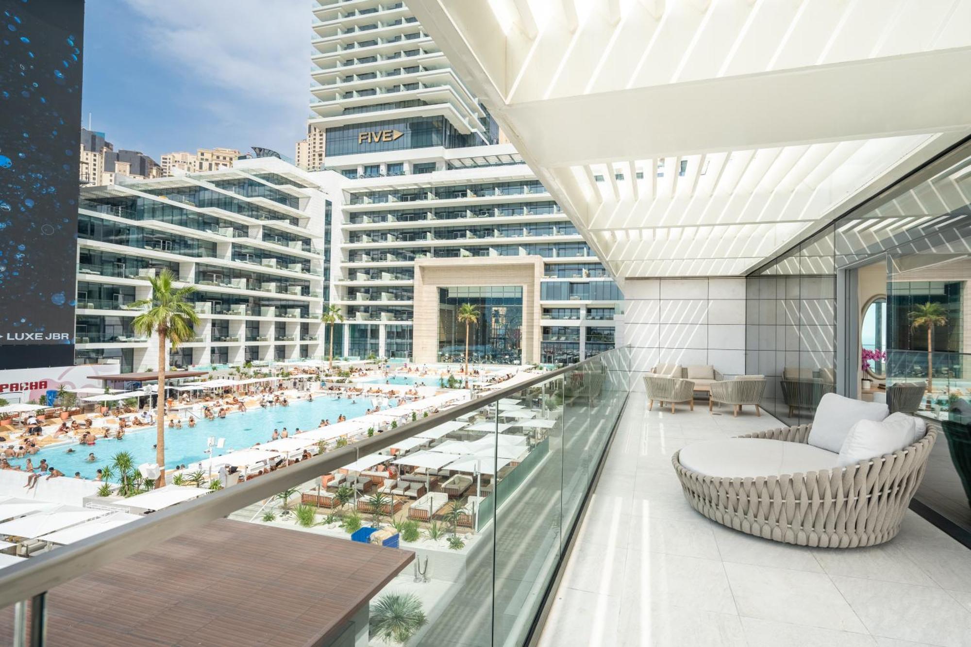 Five Luxe Hotel Dubai Luaran gambar The pool at the Hilton Athens