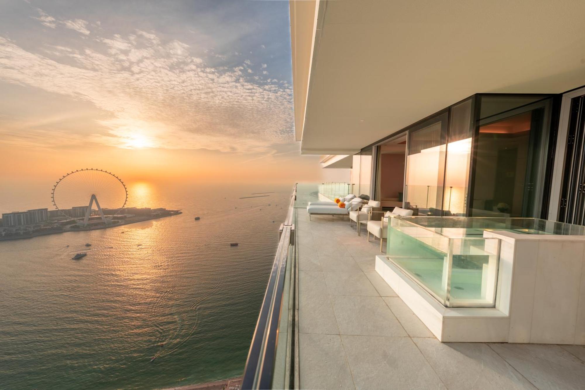 Five Luxe Hotel Dubai Luaran gambar View of the Dubai Marina from the balcony of a Jumeirah at the Beach apartment