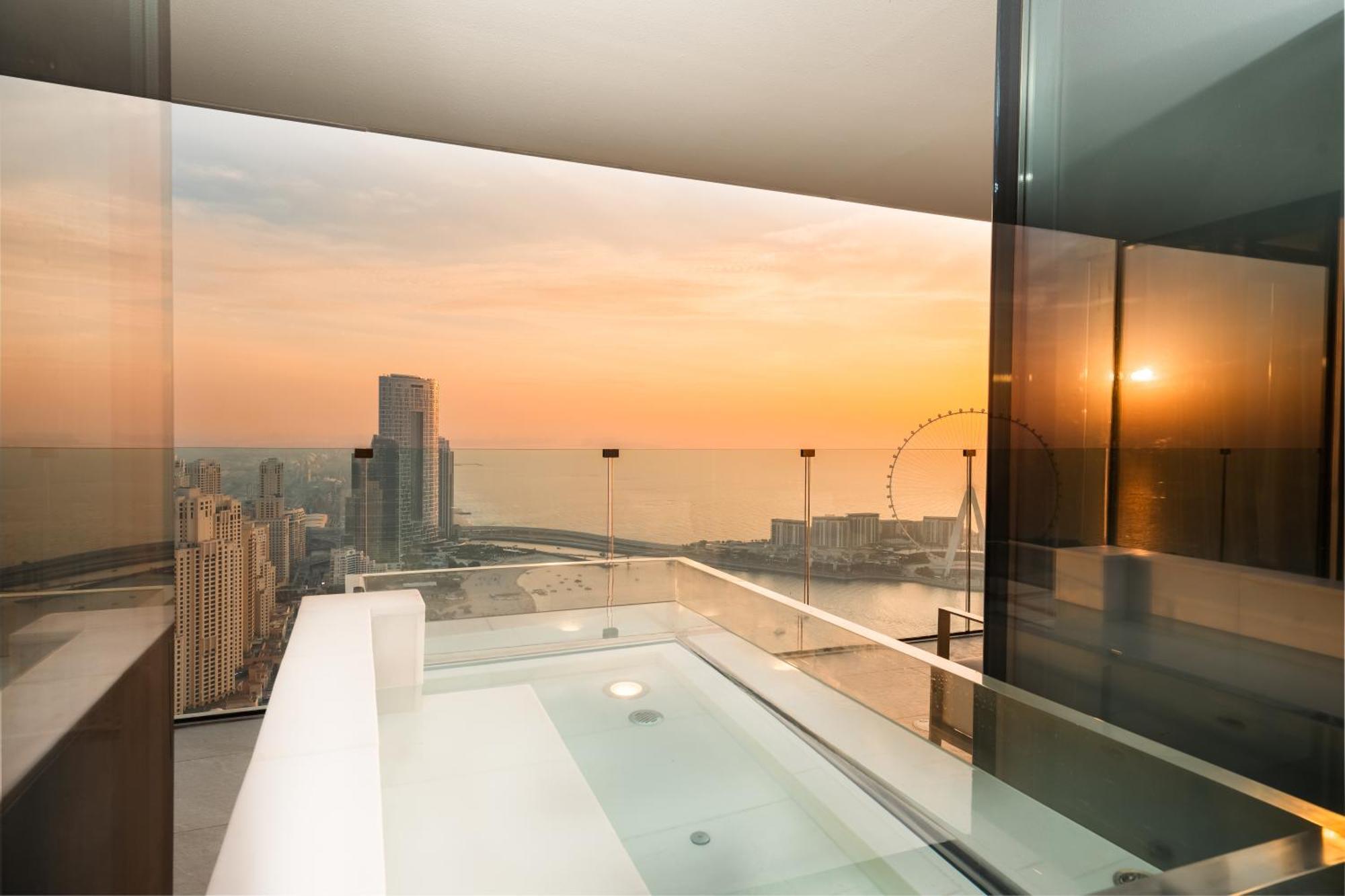 Five Luxe Hotel Dubai Luaran gambar The view from the bathroom of a suite at the Marina Bay Sands