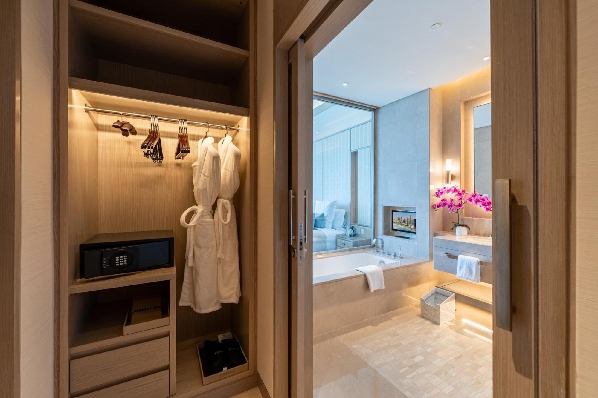 Five Luxe Hotel Dubai Luaran gambar Bathroom