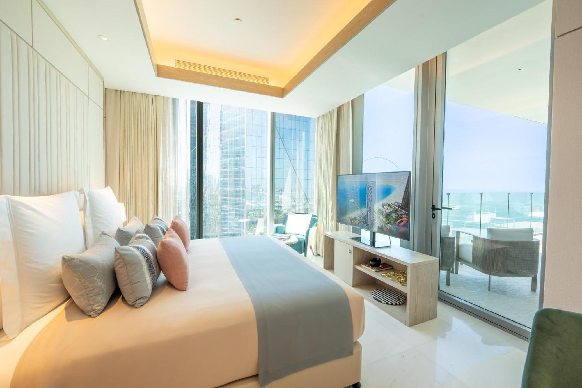 Five Luxe Hotel Dubai Luaran gambar A bedroom at the Ritz-Carlton, Maldives