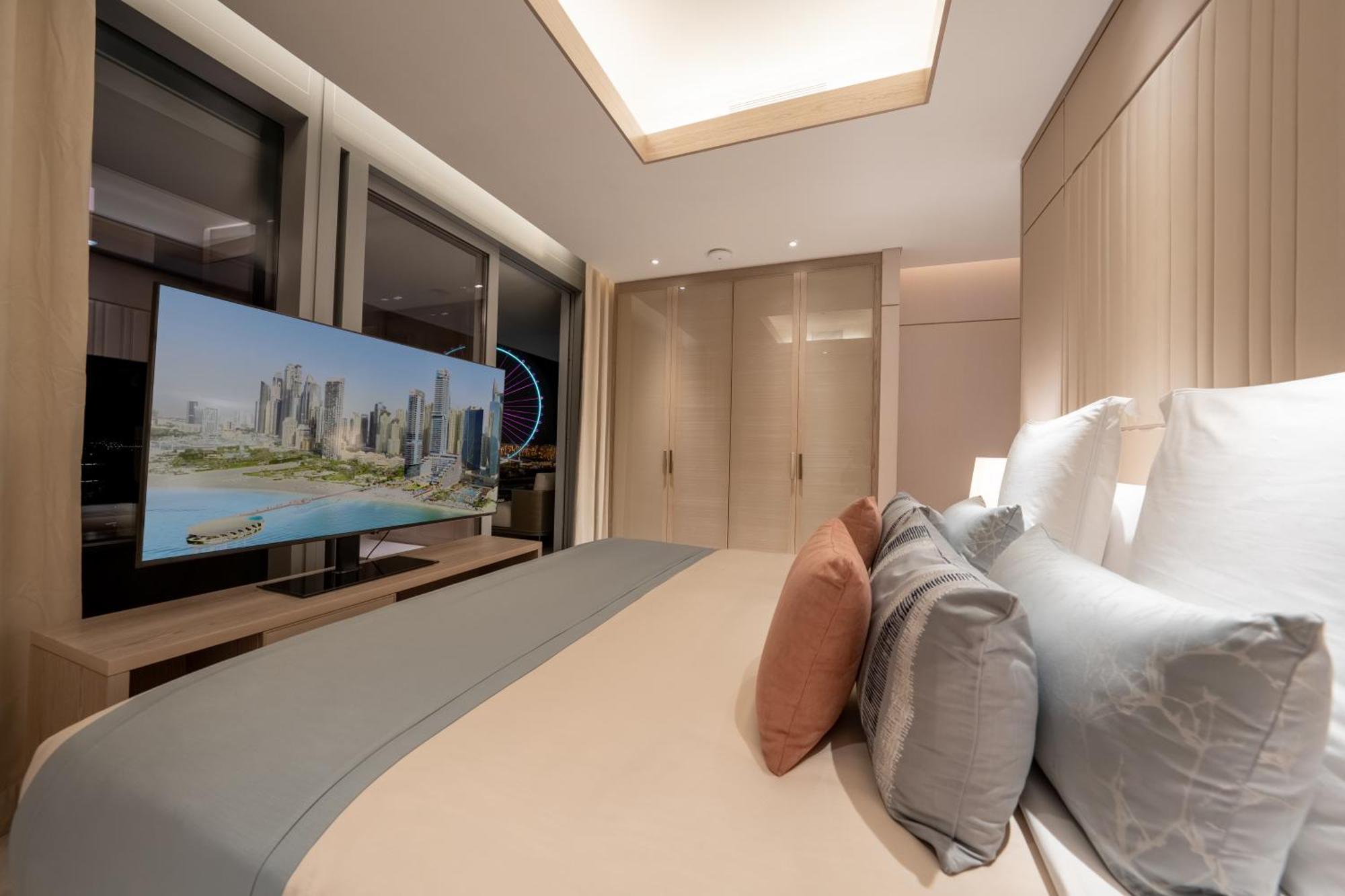 Five Luxe Hotel Dubai Luaran gambar A bedroom in the Ritz-Carlton, DIFC
