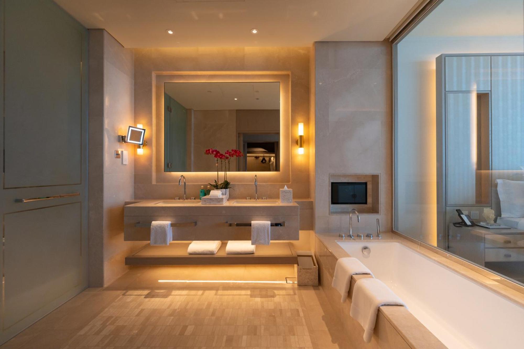 Five Luxe Hotel Dubai Luaran gambar Bathroom