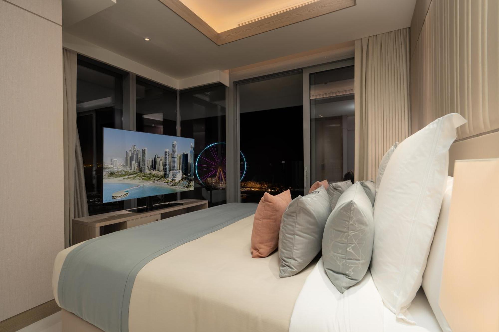 Five Luxe Hotel Dubai Luaran gambar A bedroom at the Ritz-Carlton, DIFC