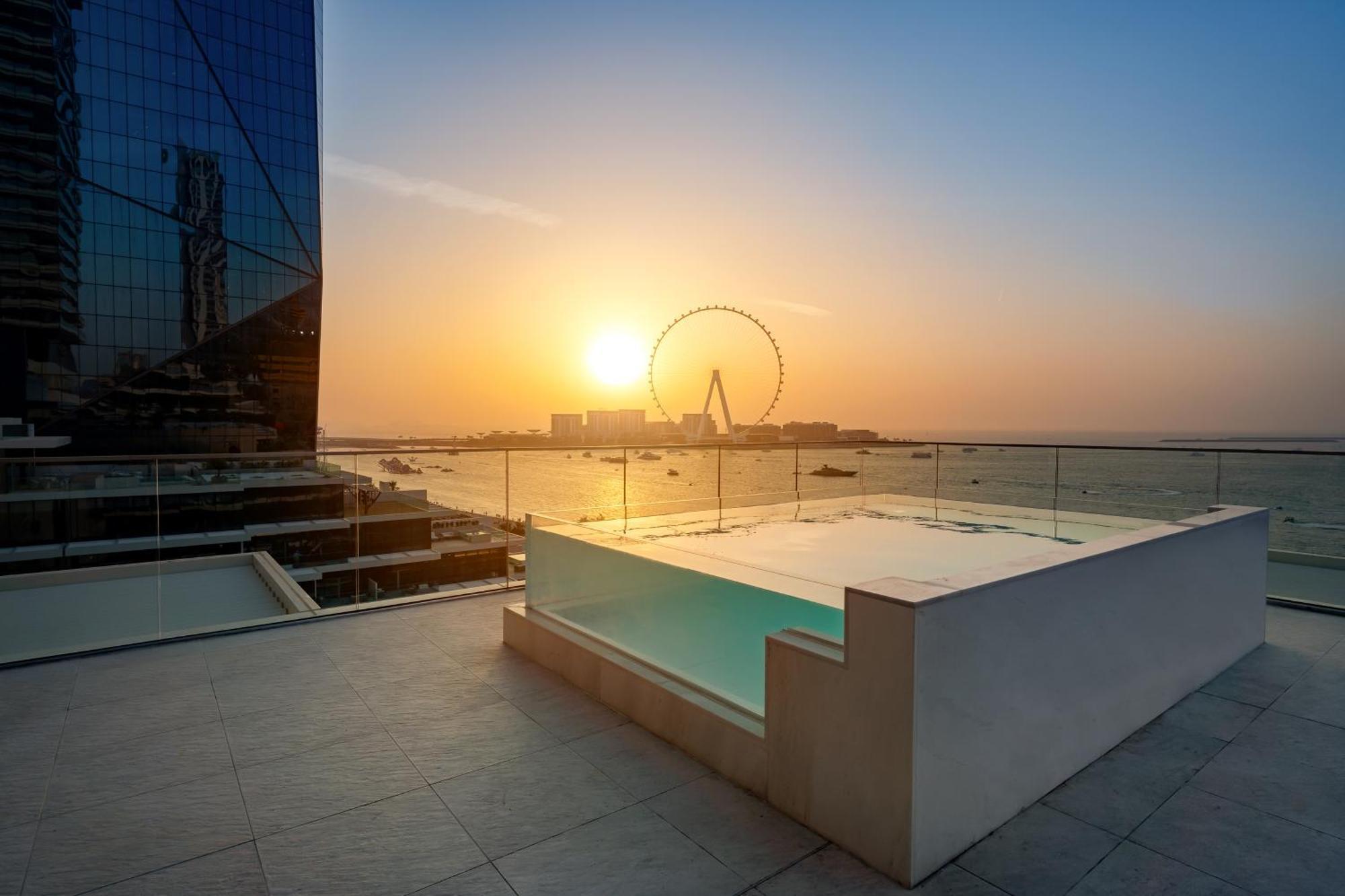 Five Luxe Hotel Dubai Luaran gambar View of the Dubai Eye from the Address Sky Pool