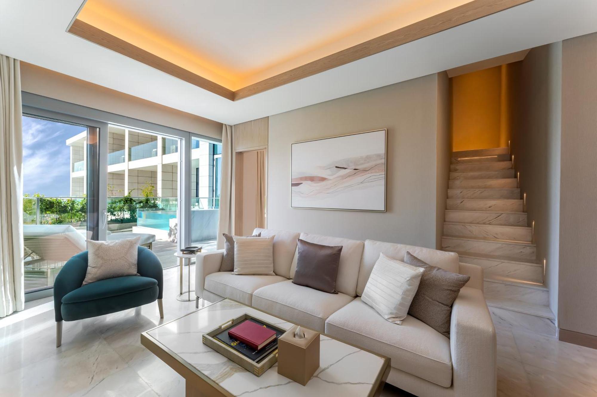 Five Luxe Hotel Dubai Luaran gambar Living room