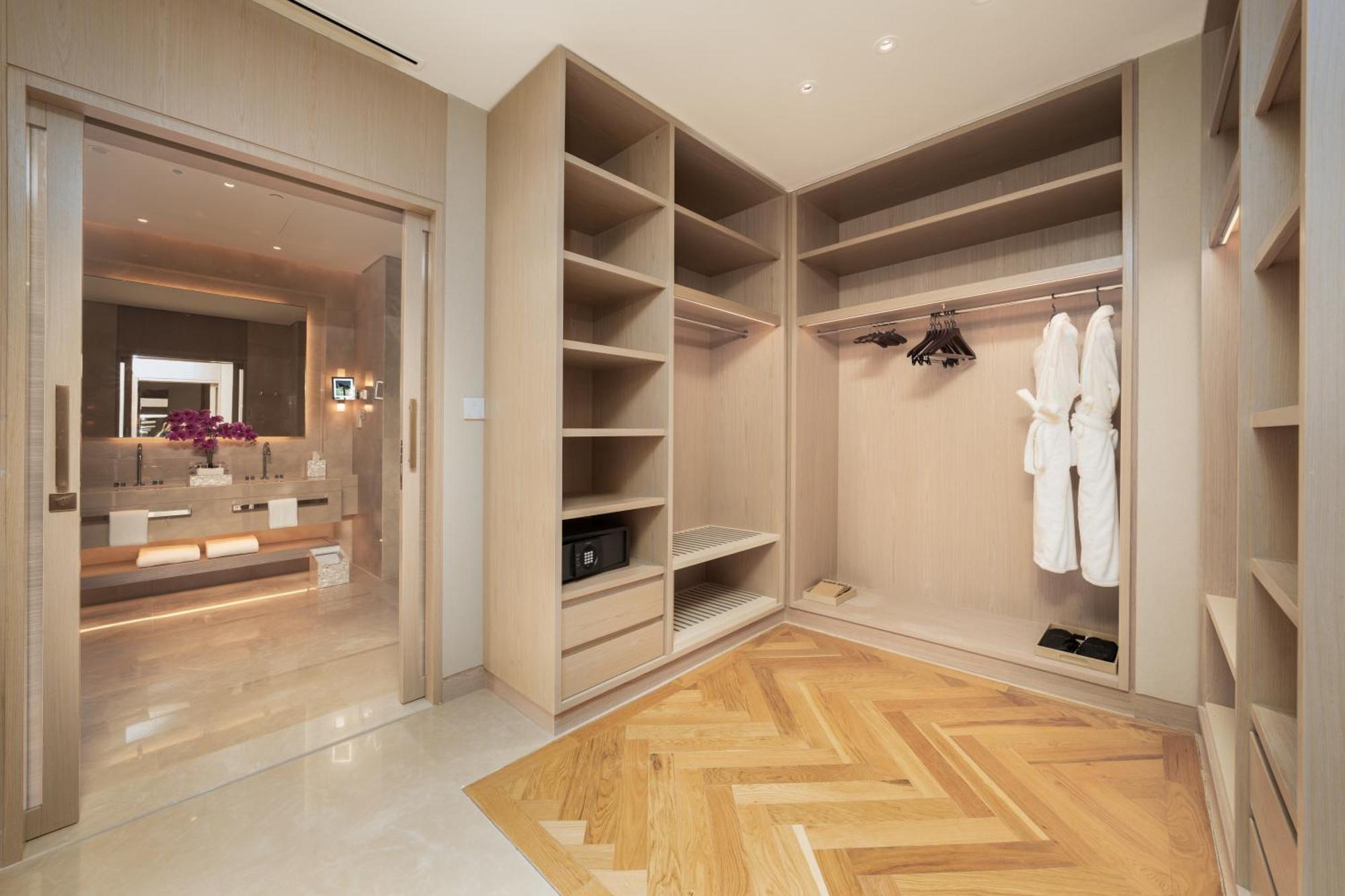 Five Luxe Hotel Dubai Luaran gambar A walk-in closet