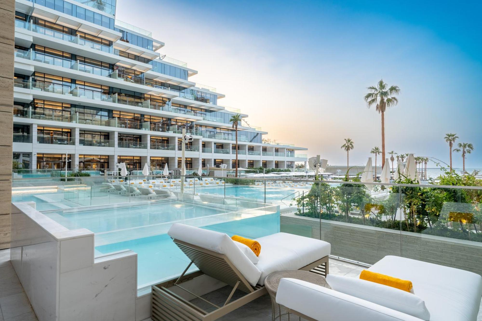 Five Luxe Hotel Dubai Luaran gambar The West Hollywood Hotel