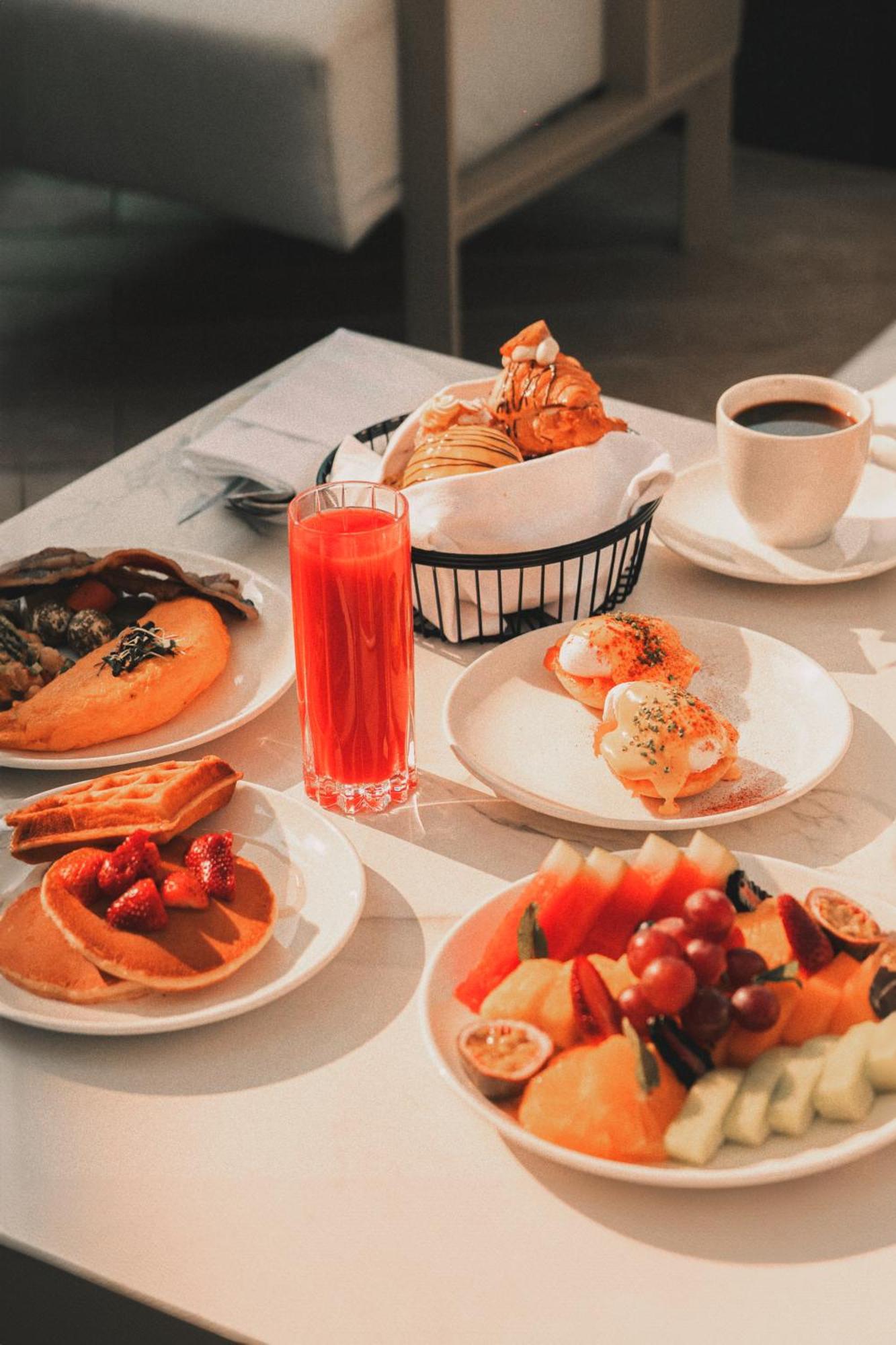 Five Luxe Hotel Dubai Luaran gambar A typical breakfast